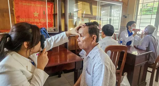 Khám, tư vấn, tầm soát bệnh lý về mắt, cấp kính và tặng quà tại xã Trường Xuân