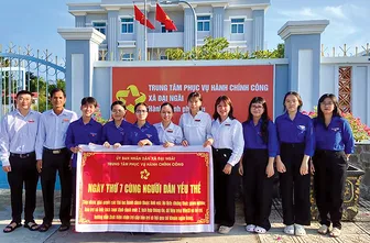 Đẩy mạnh hỗ trợ người dân tiếp cận dịch vụ hành chính công và chuyển đổi số