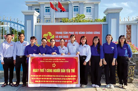 Đẩy mạnh hỗ trợ người dân tiếp cận dịch vụ hành chính công và chuyển đổi số