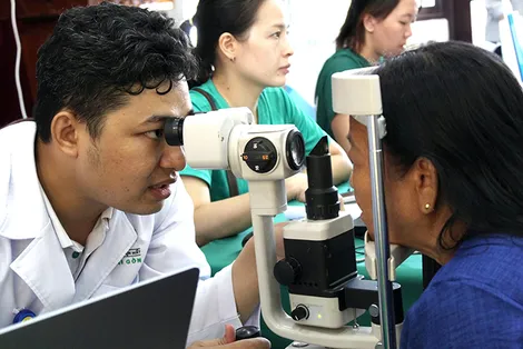Điều trị bệnh mắt miễn phí cho người dân Phong Điền