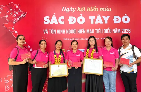 “Đừng quên, sáng mai thầy cô chúng mình có hẹn đi hiến máu!”