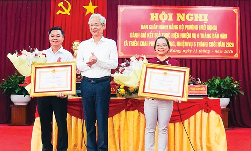 Đảng bộ phường Cái Răng kết nạp đảng viên đạt 100% chỉ tiêu