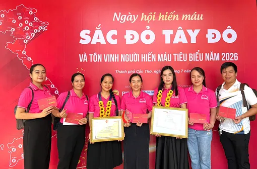 “Đừng quên, sáng mai thầy cô chúng mình có hẹn đi hiến máu!”
