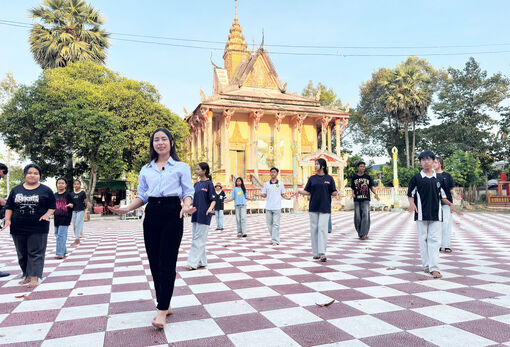 បណ្ដុះ​ពន្លក​វប្ប​ធម៌​ខ្មែរ​ពី​ទឹក​ចិត្ត​ស្រ​ឡាញ់​ស្រុក​កំ​ណើត​
