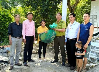 Liên tiếp cứu hộ kỳ đà vân, khỉ đuôi lợn do người dân giao nộp Liên tiếp cứu hộ kỳ đà vân, khỉ đuôi lợn do người dân giao nộp