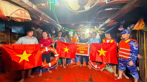 Đồng hành, tiếp sức ngư dân vững tin bám biển