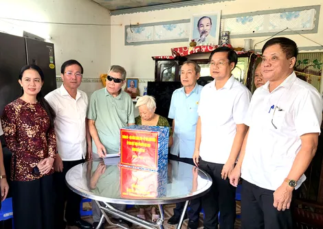 Lãnh đạo TP Cần Thơ thăm, tặng quà gia đình thương binh tại phường Ngã Bảy