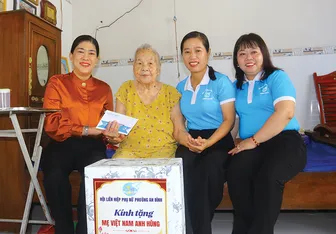 Thăm, tặng quà Mẹ Việt Nam Anh hùng và nữ tù kháng chiến
