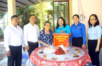 Phó Chủ tịch Thường trực HĐND TP Cần Thơ thăm, tặng quà người có công với cách mạng