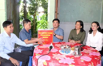 Lãnh đạo TP Cần Thơ thăm và tặng quà người có công với cách mạng tại xã Đông Thuận