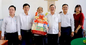Chủ  tịch UBND TP Cần Thơ Trương Cảnh Tuyên thăm người có công với cách mạng