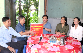 ថ្នាក់​ដឹក​នាំ​ទី​ក្រុង​កឹង​ធើ សួរ​សុខ​ទុក្ខ​និង​ជូន​អំ​ណោយ​ដល់​អ្នក​មាន​គុណ​បំ​ណាច់​ចំ​ពោះ​បដិ​វត្តន៍​នៅ​ឃុំ​ដុង​ធ្វឹង​