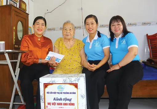 Thăm, tặng quà Mẹ Việt Nam Anh hùng và nữ tù kháng chiến