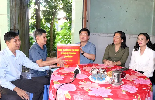 Lãnh đạo TP Cần Thơ thăm và tặng quà người có công với cách mạng tại xã Đông Thuận