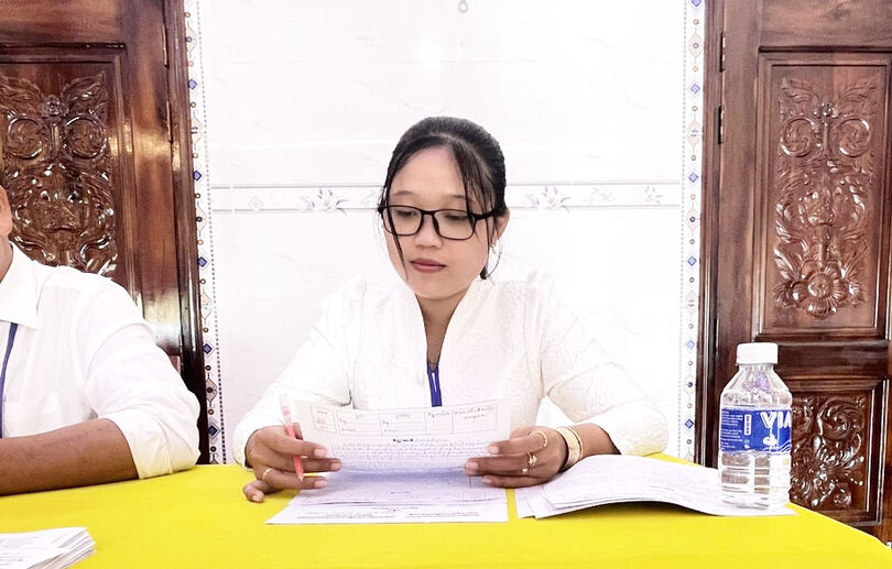 អ្នក​គ្រូ​វ័យ​ក្មេង​ស្រ​ឡាញ់​អា​ជីព​ផ្សារ​ភ្ជាប់​នឹង​អក្សរ​ខ្មែរ​