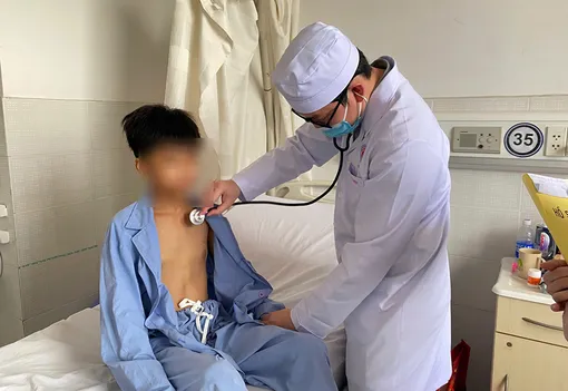 Phẫu thuật điều trị hiệu quả cho trẻ bị biến dạng thành ngực tuổi dậy thì