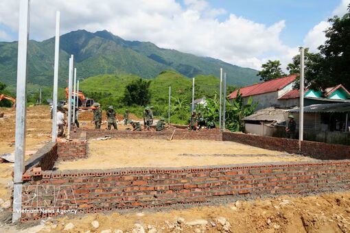 Troops race to build new homes for Muong Than flood victims