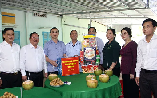 Chủ tịch UBND TP Cần Thơ Trương Cảnh Tuyên thăm Mẹ Việt Nam Anh hùng, người có công tại xã đảo An Thạnh, Cù Lao Dung