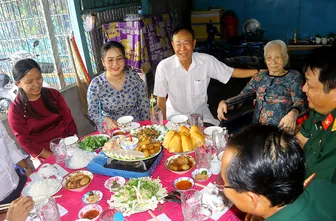 “Mâm cơm bên Mẹ” tri ân người có công với cách mạng