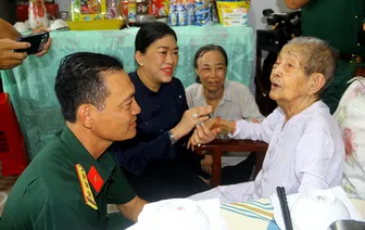 “Mâm cơm bên Mẹ” tri ân Mẹ Việt Nam Anh hùng