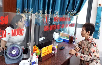 Chủ tịch UBND TP Cần Thơ yêu cầu chấn chỉnh về thái độ và việc chấp hành giờ giấc làm việc của công chức Trung tâm Phục vụ hành chính công cấp xã