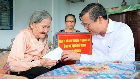 Lãnh đạo TP Cần Thơ thăm và tặng quà gia đình liệt sĩ, thương binh