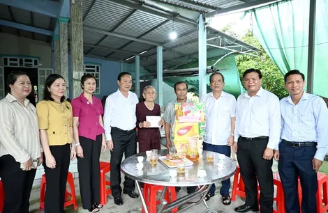 Lãnh đạo TP Cần Thơ thăm, tặng quà gia đình chính sách tại phường Ngã Năm