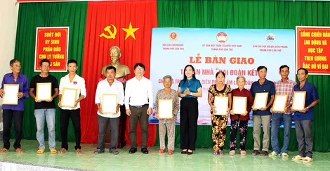 Bàn giao 10 căn nhà “Đại đoàn kết” tặng hộ cận nghèo, có hoàn cảnh đặc biệt khó khăn trên địa bàn xã Cù Lao Dung