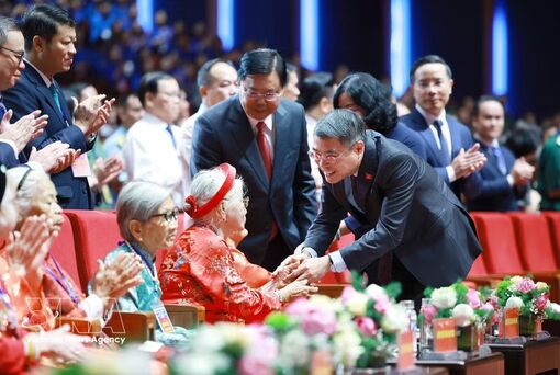Caring for revolution contributors reflects Vietnam’s deep humanitarian value: PM