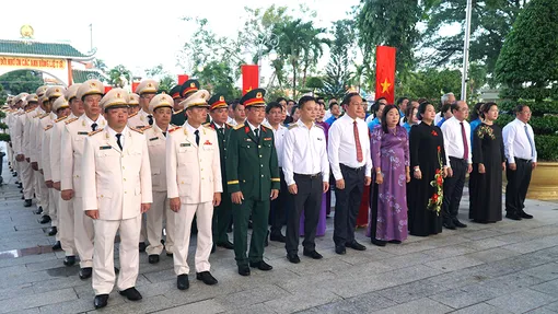 Lãnh đạo các cơ quan Trung ương và TP Cần Thơ viếng Nghĩa trang Liệt sĩ