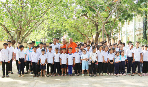 ព្រះ​តេជ​ព្រះ​គុណ​គឹមធឿង​ គំ​រូ​ល្អ​នៅ​តំ​បន់​ឆ្នេរ​សមុទ្រ​ឃុំ​ឡាយ​ហ្វា​