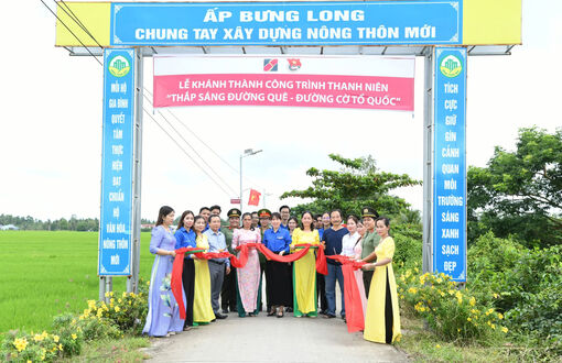ឡុង​ភូ​សម្ពោធ​ស្ពាន​យុវ​ជន​ កសាង​សំ​ណង់​ "បំ​ភ្លឺ​ផ្លូវ​ជន​បទ​ ផ្លូវ​ទង់​ជាតិ​"