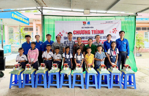 គាំ​ទ្រ​យុទ្ធ​នា​ការ​ "ផ្កា​ក្ងោក​ក្រ​ហម​" តាម​រយៈ​សកម្ម​ភាព​ជាក់​ស្តែង​ជា​ច្រើន​ដើម្បី​សហ​គម​ន៍