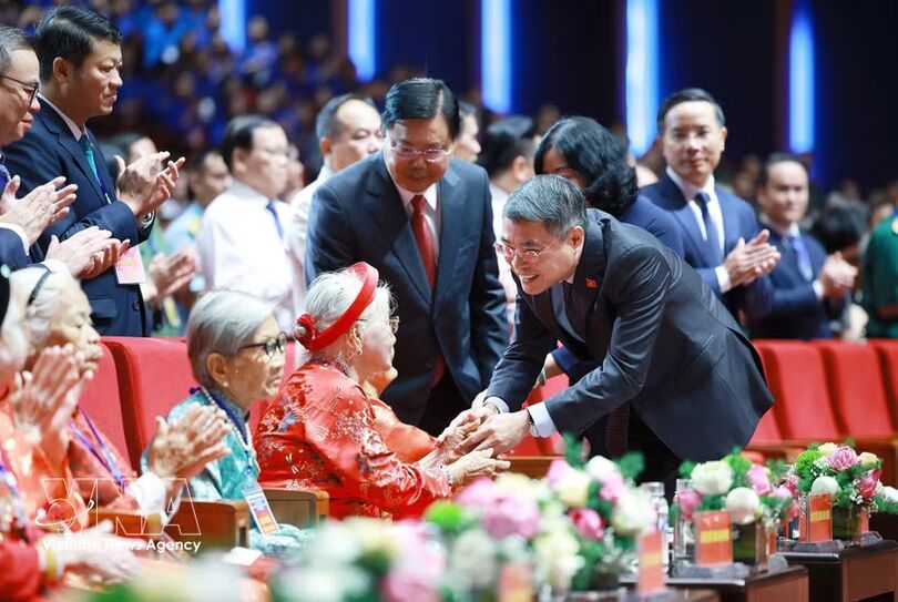 Caring for revolution contributors reflects Vietnam’s deep humanitarian value: PM