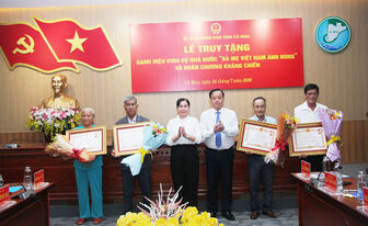 ខេត្ត​កាម៉ាវ៖ ប្រ​ទាន​ជូន​កិត្តិ​នាម​ “អ្នក​ម្ដាយ​វៀត​ណាម​វីរ​ភាព​” និង​គ្រឿង​ឥស្សរិយ​យសត​ស៊ូ​ដល់​វីរ​យុទ្ធ​ជន​ពលី​