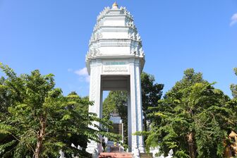 អុជ​ធូប​ស្តូប​អនុ​ស្សាវ​រី​យ៍ប្រ​ពៃ​ណី​បដិវត្តន៍​ជន​ជាតិ​ខ្មែរ​ ភូមិ​ដៃ​ទទឹង​