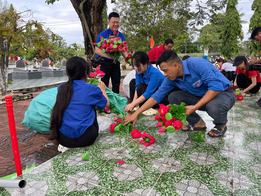 យុវជនសង្កាត់វិញចូវ បំប្លែងទឹកចិត្តគោរពដឹងគុណទៅជាសកម្មភាពជាក់ស្តែង