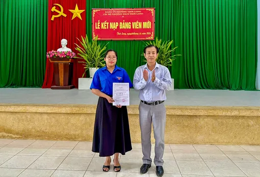 Xây dựng Đảng, tạo nền tảng phát triển bền vững