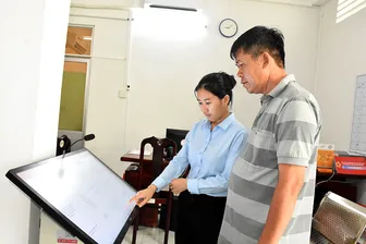 Phường Ngã Bảy tập trung hướng dẫn người dân nộp hồ sơ trực tuyến