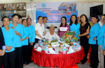 Thăm, tặng quà Mẹ Việt Nam Anh hùng Lê Thị Bình