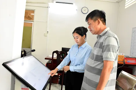 Phường Ngã Bảy tập trung hướng dẫn người dân nộp hồ sơ trực tuyến