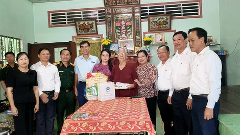 Mâm cơm bên Mẹ - tri ân gia đình người có công với cách mạng