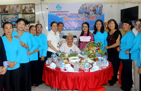 Thăm, tặng quà Mẹ Việt Nam Anh hùng Lê Thị Bình