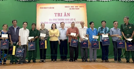 Đoàn đại biểu Quốc hội TP Cần Thơ tặng quà tri ân gia đình chính sách tại xã Vĩnh Thạnh