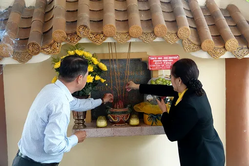 Phường Ninh Kiều dâng hương tri ân thân mẫu Anh hùng Phan Ngọc Hiển nhân ngày 27-7