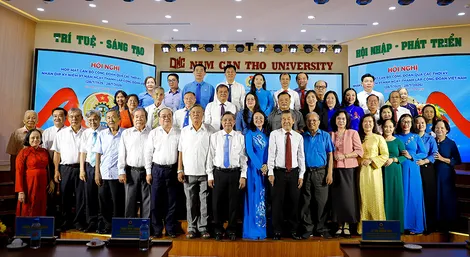 Họp mặt cán bộ công đoàn qua các thời kỳ