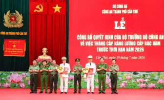 2 Phó Giám đốc Công an TP Cần Thơ được thăng cấp, nâng lương cấp bậc hàm trước hạn