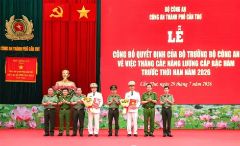 2 Phó Giám đốc Công an TP Cần Thơ được thăng cấp, nâng lương cấp bậc hàm trước hạn