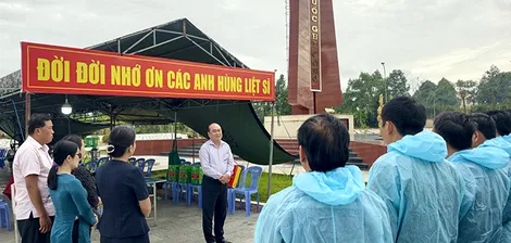 Thăm hỏi, động viên lực lượng thực hiện nhiệm vụ lấy mẫu hài cốt liệt sĩ để giám định ADN