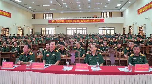 Họp mặt kỷ niệm 81 năm Ngày truyền thống lực lượng vũ trang Cần Thơ